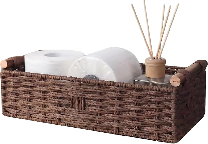 Cestino da bagno intrecciato marrone con manici in legno - Organizer per carta igienica, cestino in vimini da posizionare dietro il WC, vassoio decorativo in stile boho marrone scuro per il bagno, da appoggiare sul vano portaoggetti o su una mensola. Cestino da bagno intrecciato marrone con manici in legno - Organizer per carta igienica, cestino in vimini da posizionare dietro il WC, vassoio decorativo in stile boho marrone scuro per il bagno, da appoggiare sul vano portaoggetti o su una mensola.