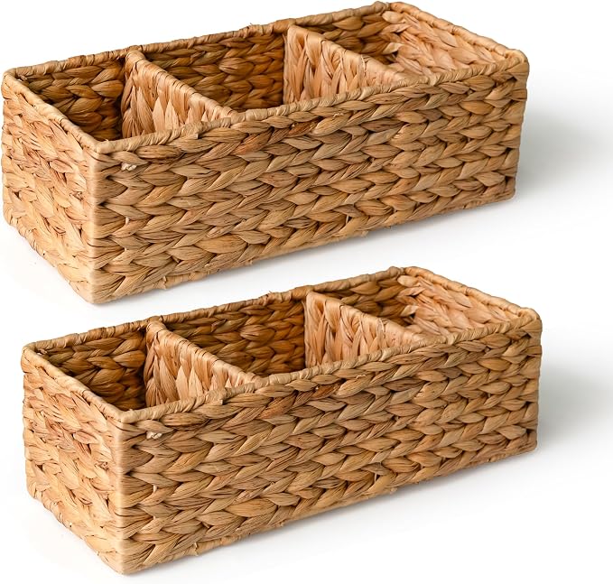 Confezione da 2 cestini portaoggetti in giacinto d'acqua, 3 scomparti, in vimini intrecciato, ideali per portare la carta igienica, per il bagno, la dispensa o come decorazione per il tavolino da caffè. Confezione da 2 cestini portaoggetti in giacinto d'acqua, 3 scomparti, in vimini intrecciato, ideali per portare la carta igienica, per il bagno, la dispensa o come decorazione per il tavolino da caffè.